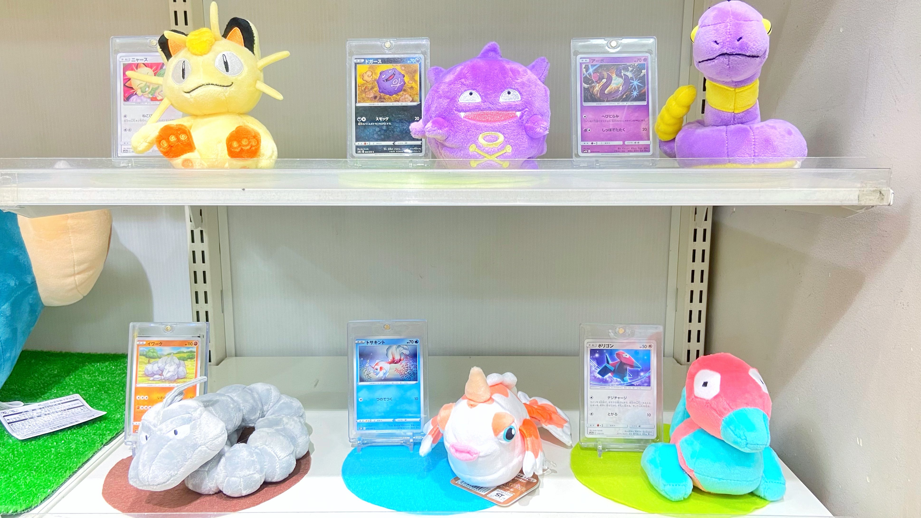 ヒノッチ ポケモンストア 東京駅店 店内レイアウトの変更がされ広々としていて新鮮な気持ちになりました ポケモンカードとポケモンfitぬいぐるみを合わせたディスプレイめっちゃいい ポケモンストア T Co ykevuty6 Twitter