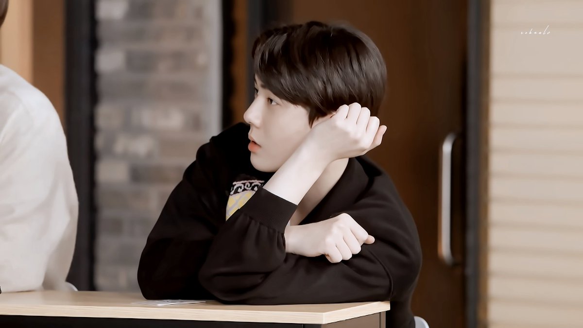 sehanlv's tweet photo. #SEHUN 

🍼🍼 https://t.co/gkXf2HvbFM