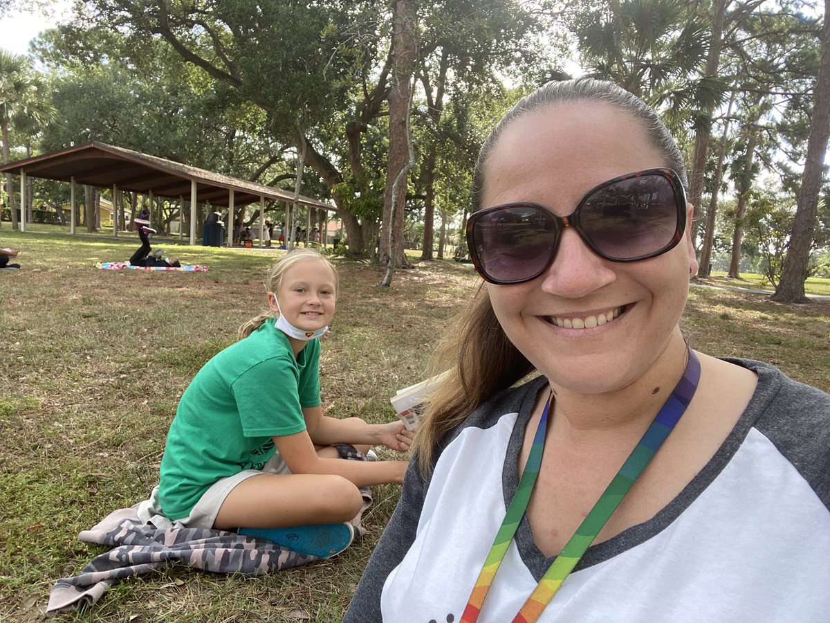 tricia_fusco's tweet photo. Our class took our independent reading time outside today for another Reading Picnic 📚 🧺 https://t.co/sr2jb4GwBU