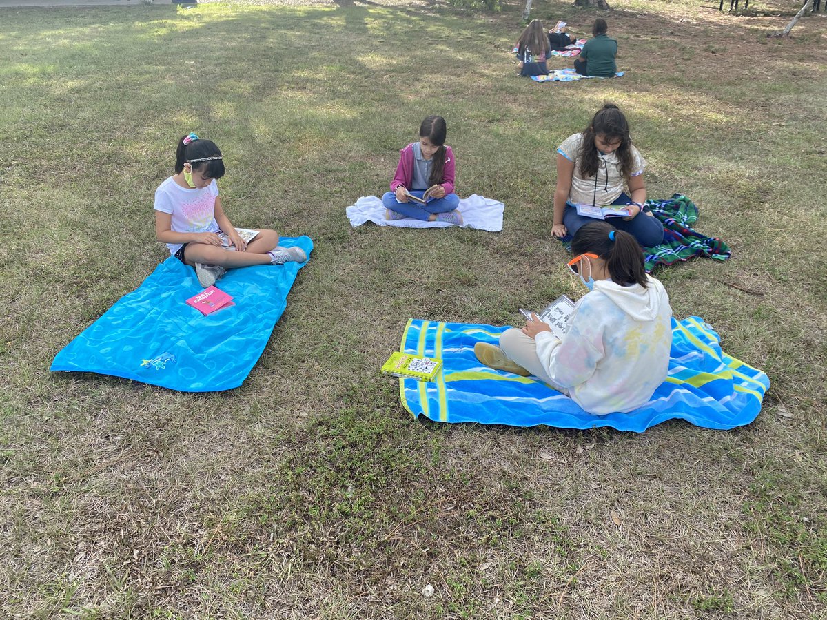 tricia_fusco's tweet photo. Our class took our independent reading time outside today for another Reading Picnic 📚 🧺 https://t.co/sr2jb4GwBU