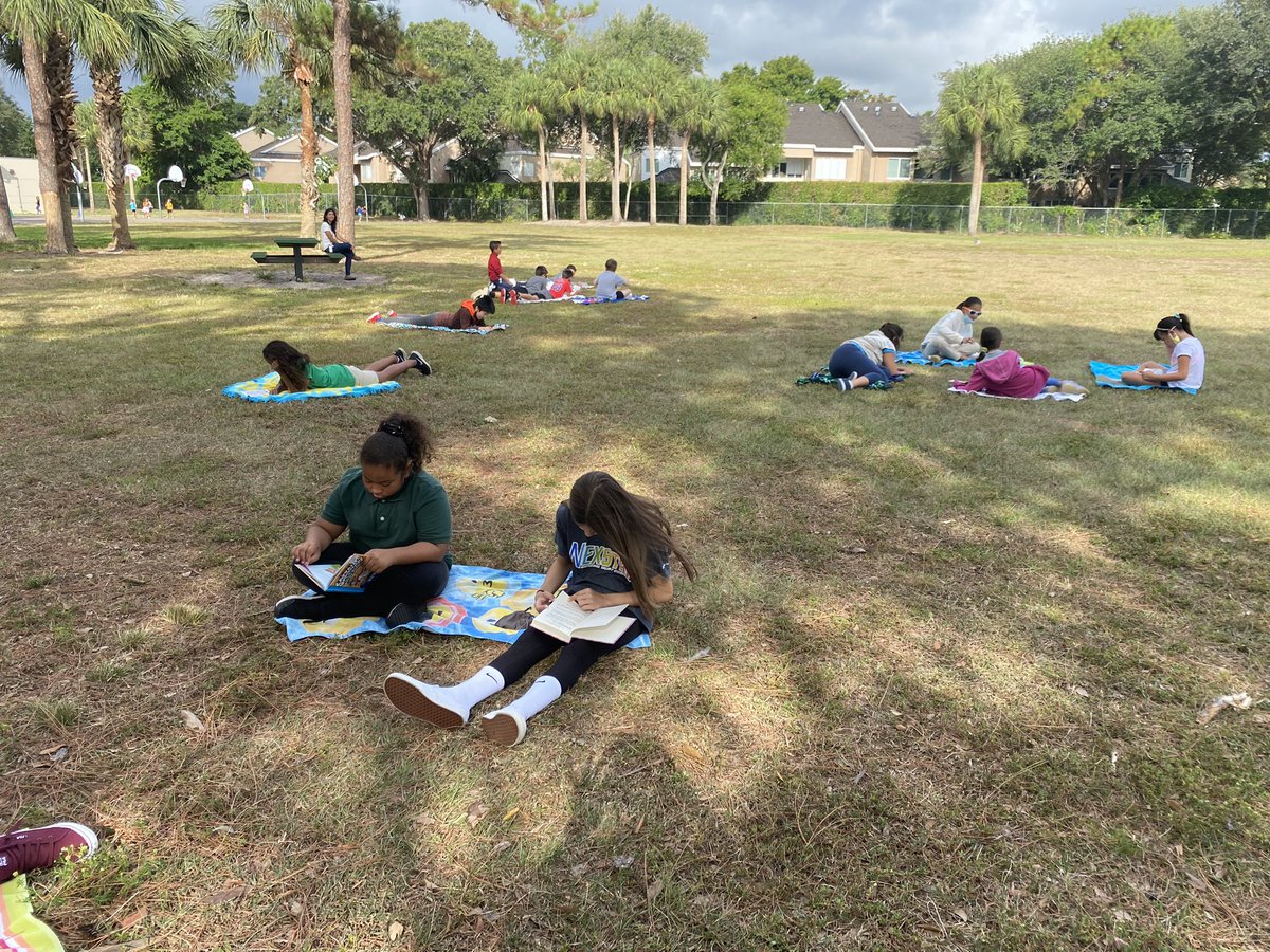 tricia_fusco's tweet photo. Our class took our independent reading time outside today for another Reading Picnic 📚 🧺 https://t.co/sr2jb4GwBU