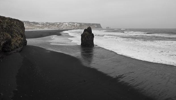 j_omania's tweet photo. أجمل شاطئ رملي أسود في العالم في أيسلندا ويطلق عليه اسم "Reynisfjara"وهو من أشهر وأروع الشواطئ في العالم، ويتميز بجماله البري ومشاهده الدرامية حيث تتكسر الموجات الصاخبة من المحيط الأطلسي فوق رماله بقوة هائلة
#شبكة_الساحل_العماني https://t.co/hKbgNvKjn2