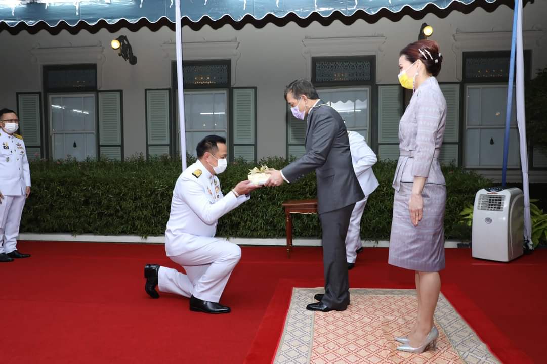 1st_Army_Area's tweet photo. ในหลวง – พระราชินี ทรงพระกรุณาโปรดเกล้าโปรดกระหม่อมพระราชทานรถเก็บตัวอย่างชีวนิรภัยพร้อมระบบสารสนเทศ จำนวน ๑๖ คัน และรถต่อพ่วงชีวนิรภัย จำนวน ๖ คัน ซึ่งมีคณะบุคคลน้อมเกล้าน้อมกระหม่อมถวายสมเด็จพระนางเจ้าฯ พระบรมราชินี เนื่องในโอกาสวันเฉลิมพระชนมพรรษา ๓ มิถุนายน ๒๕๖๔
 #ทรงพระเจริญ https://t.co/LwpXD8Nx35