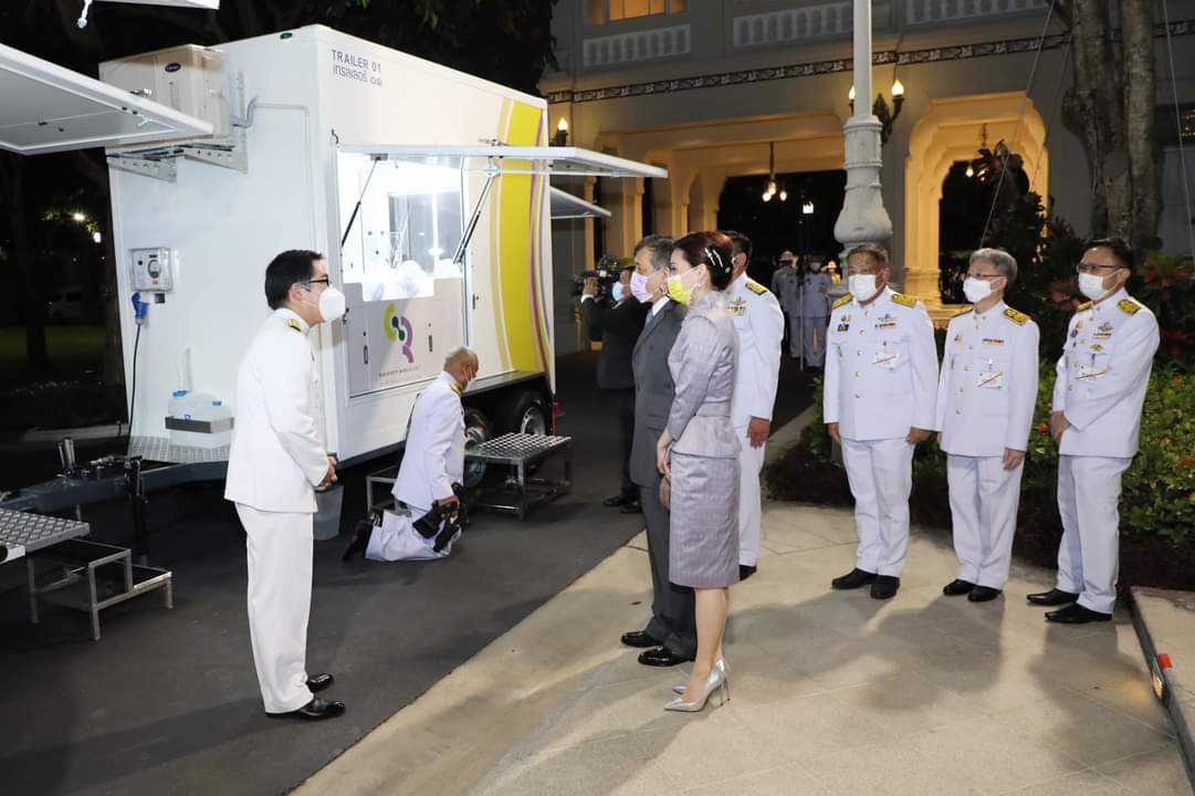 1st_Army_Area's tweet photo. ในหลวง – พระราชินี ทรงพระกรุณาโปรดเกล้าโปรดกระหม่อมพระราชทานรถเก็บตัวอย่างชีวนิรภัยพร้อมระบบสารสนเทศ จำนวน ๑๖ คัน และรถต่อพ่วงชีวนิรภัย จำนวน ๖ คัน ซึ่งมีคณะบุคคลน้อมเกล้าน้อมกระหม่อมถวายสมเด็จพระนางเจ้าฯ พระบรมราชินี เนื่องในโอกาสวันเฉลิมพระชนมพรรษา ๓ มิถุนายน ๒๕๖๔
 #ทรงพระเจริญ https://t.co/LwpXD8Nx35