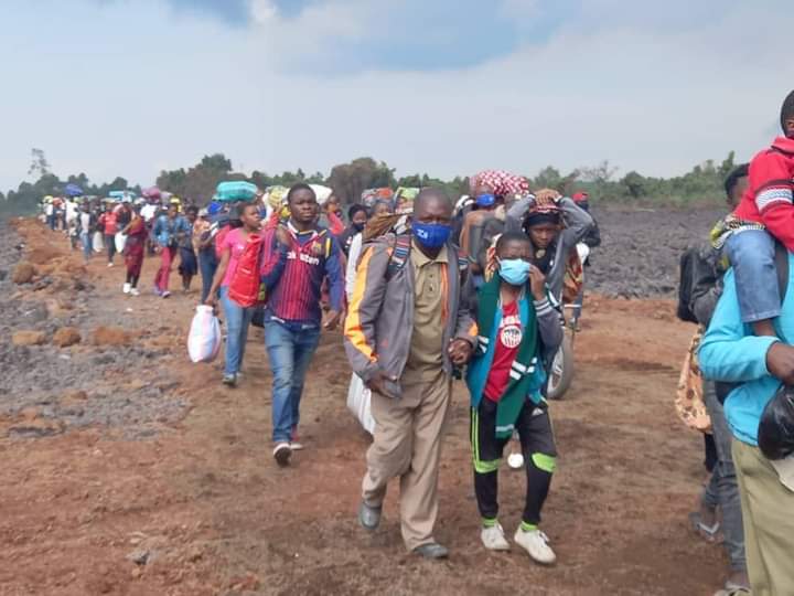 JWibika's tweet photo. #Volcan 🌋: après le passage du PM @LukondeSama ,le retour des sinistrés de l'éruption volcanique a commencé ce jour par SAKE selon un plan  3 catégories: les victimes directes, collatérales et assimilées. Qu'est-ce qu'il faut faire pour ceux là qui n'ont plus leurs 🏠 ? https://t.co/8LbW3KGnye