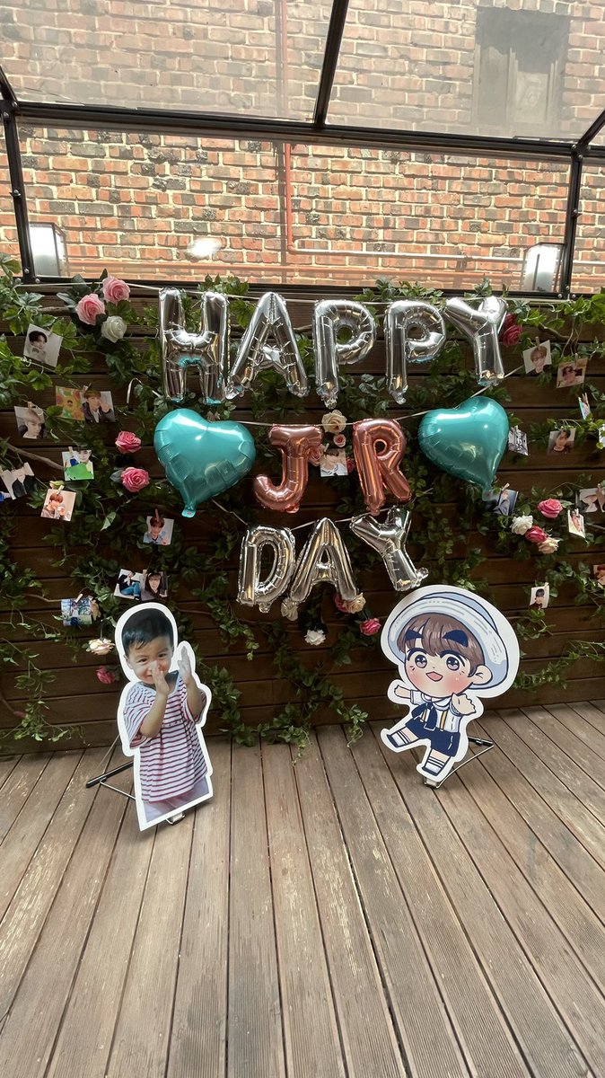 jhjr950608's tweet photo. 💙 카페밤비

케이크가 너무 예쁜 카페💙 종류별로 하나씩 다 사고 싶었지만 날씨가 더워서 투어 도중에 크림 녹을까봐😢 하나만 골라서 샀어용 카페 바깥부터 안쪽까지 종현이로 가득🥰 @oursummer1995 감사합니다
#여름의_문턱에서_종현이에게
#OUR_PERFECT_SUMMER_JR https://t.co/9yb7DTmJIk