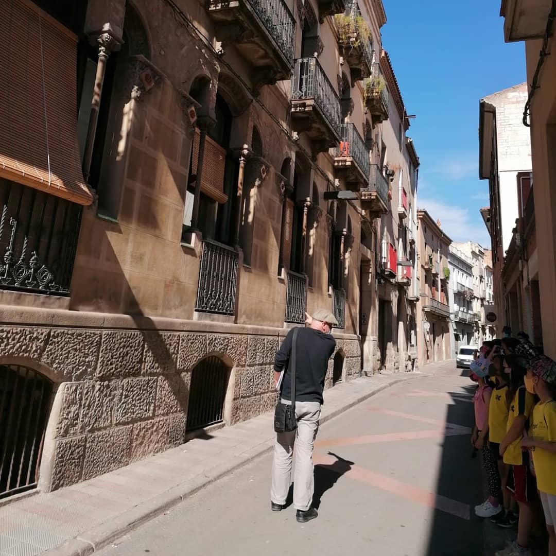 Les i els alumnes de 3r de l'escola  passegem pel modernisme d'Igualada.
#escolaramoncastelltort #ramoncastelltort #AFARamonCastelltort #AFARC #Igualada