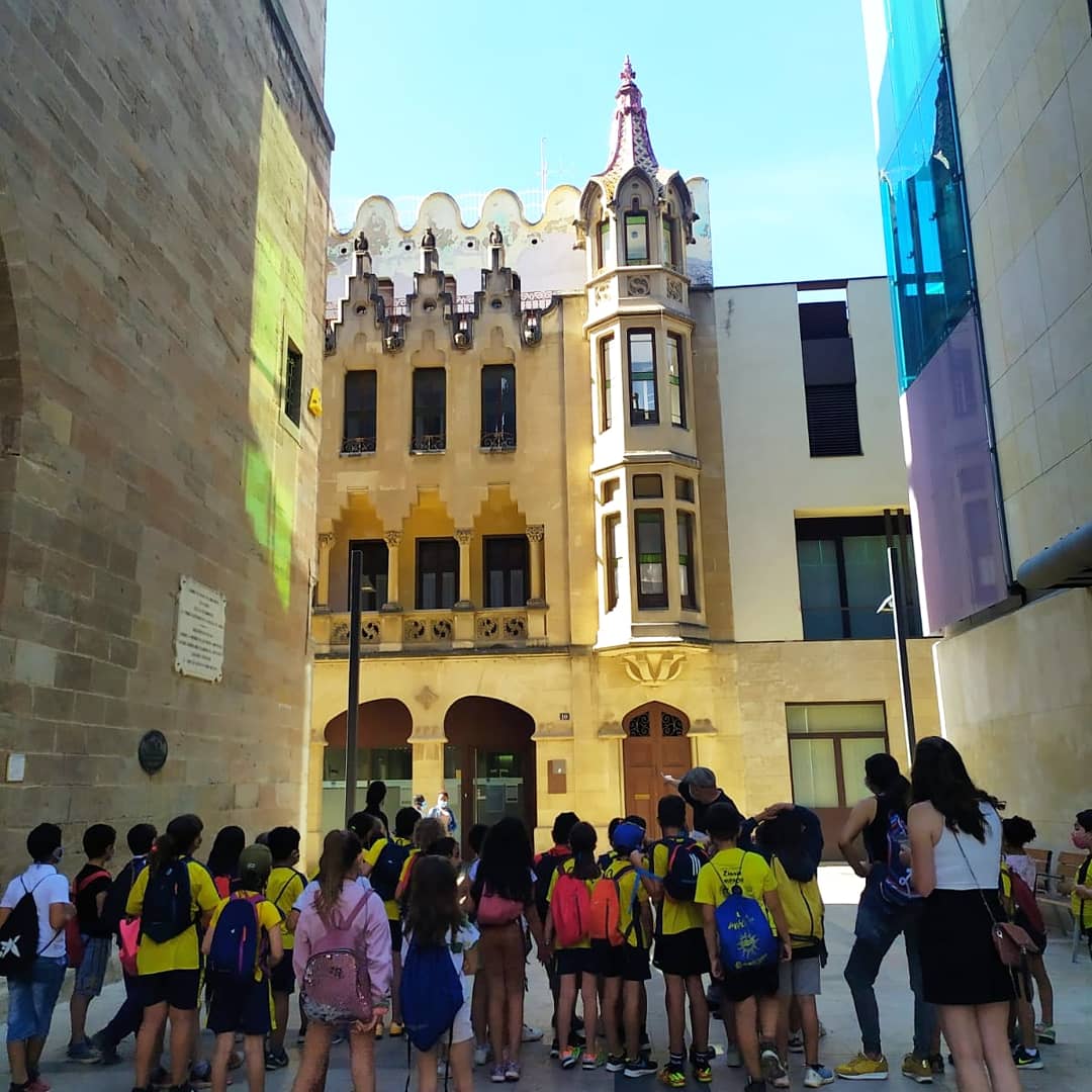 amparc_igualada's tweet photo. Les i els alumnes de 3r de l'escola passegem pel modernisme d'Igualada.
#escolaramoncastelltort #ramoncastelltort #AFARamonCastelltort #AFARC #Igualada https://t.co/b6KAFp5Q6D