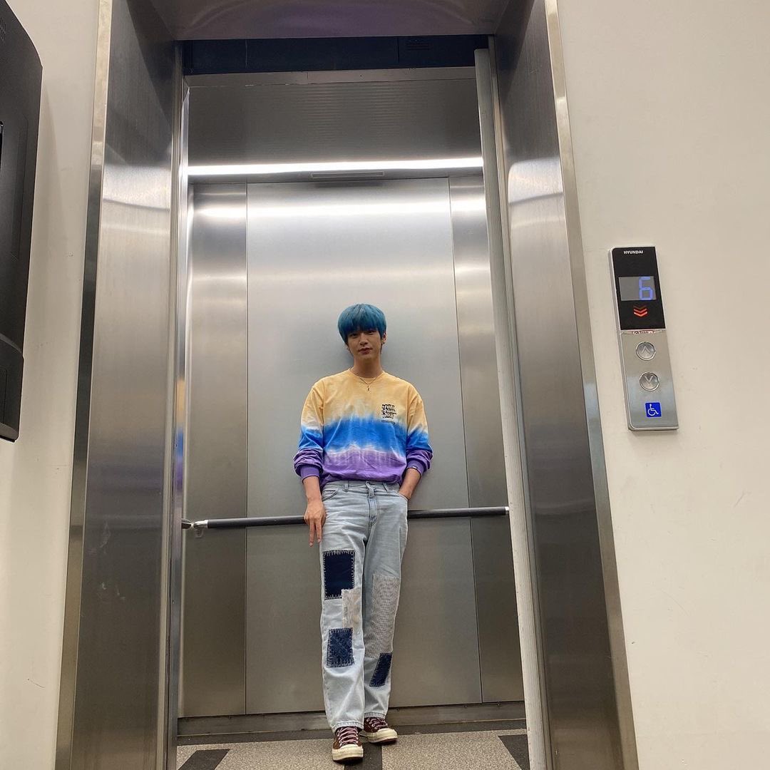 NFlyingItalia's tweet photo. [08.06.2021]{JH IG} Photo Time📸
.
.
.
#엔플라잉 #NFlying #KimJaehyun #ascensore #finestra #cercando #discattare #unafoto #inqualchemodo #heh https://t.co/X4BHciP091