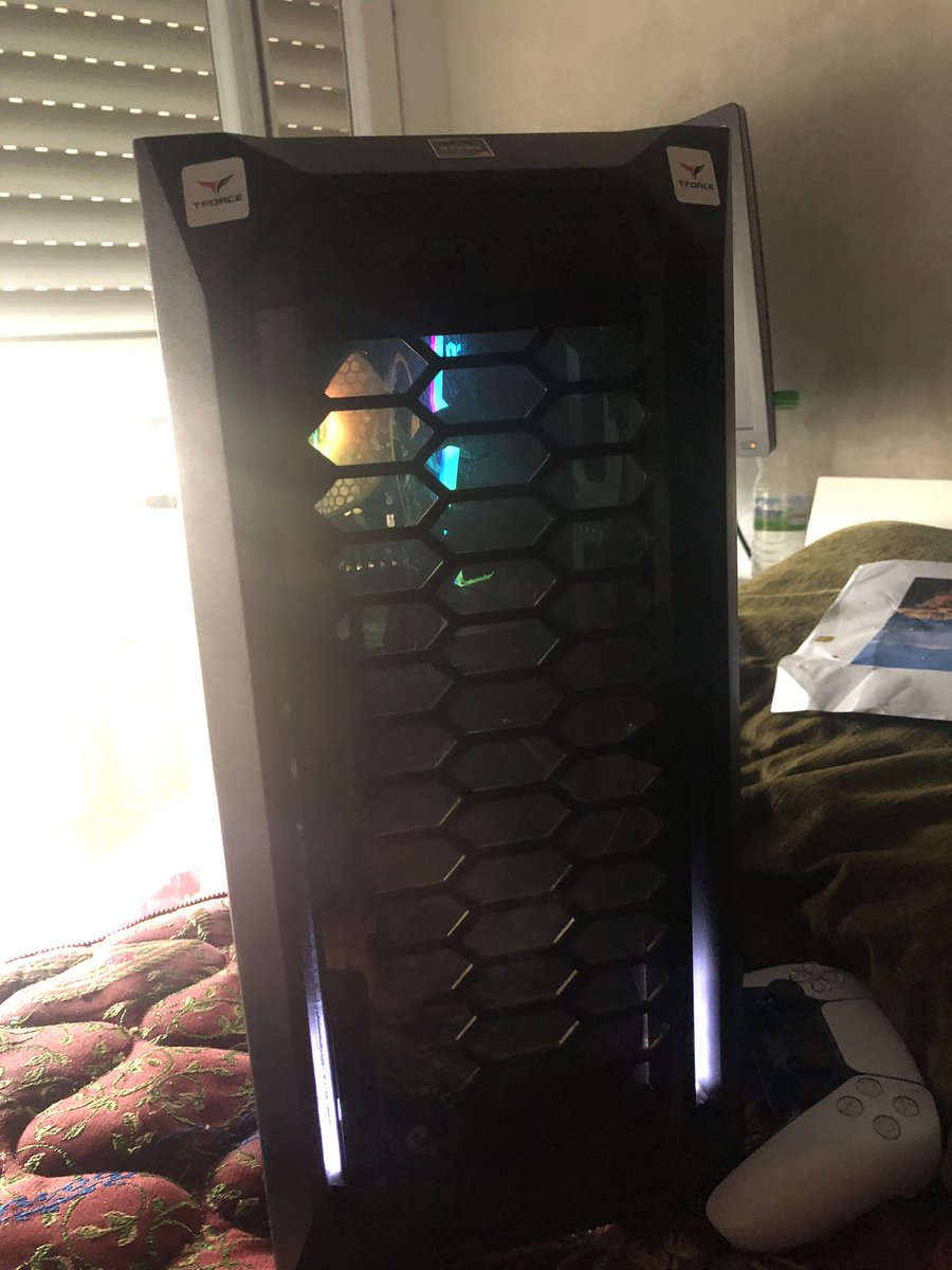 AymenMST's tweet image. Setup a vendre : rayzen 5 3600 1660 ti oc 6gb 16 gb RGB fe ram 8x2 (3000mhz) carte mère be 450 m S2H 1 tb Hdd128ssd pc optimiser be 40€ m3ah manette ps5 ou écran hp E232 60hz overclockable 75hz