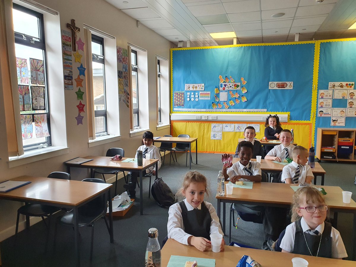 Primary311's tweet photo. Primary 4 had their First Communion treat this afternoon. Thank you Mrs Livingstone xx https://t.co/eQZgzfkfH1