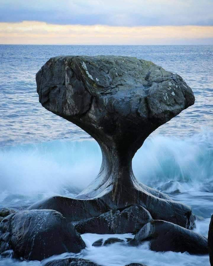 Пошла вода на камень. Камень Kannesteinen Норвегия. Вода камень точит. Необычные скалы. Скалы необычной формы.