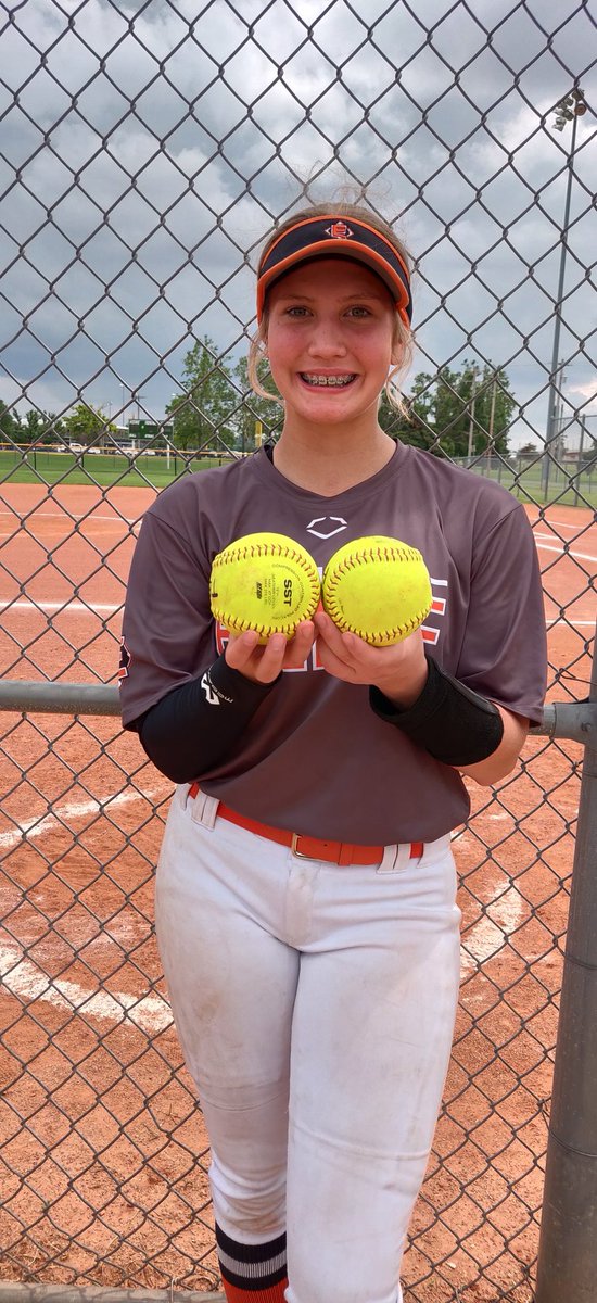catchuat4's tweet photo. This girls was focused and on fire this weekend!!  She put 2 out on back to back at bats in pool play.  In the semis she put one out over the left field (250) fence plus another 10 feet on the slow pitch fields. 🧡🥎🖤 @triplecrownokc https://t.co/FCUVTAV4ID