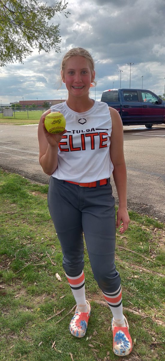 catchuat4's tweet photo. This girls was focused and on fire this weekend!!  She put 2 out on back to back at bats in pool play.  In the semis she put one out over the left field (250) fence plus another 10 feet on the slow pitch fields. 🧡🥎🖤 @triplecrownokc https://t.co/FCUVTAV4ID