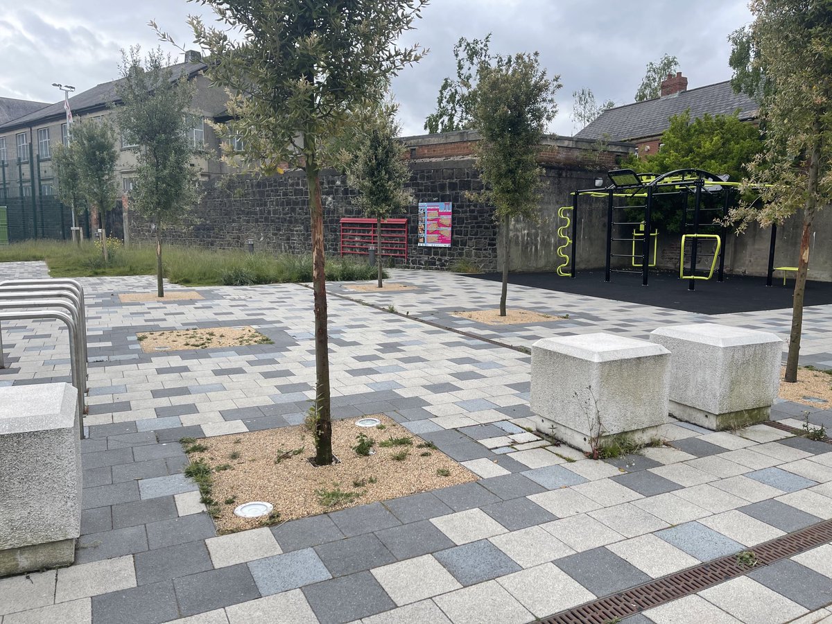 visionworkstv's tweet image. Donegal Pass community centre grounds looking very shabby, grass and weeds. What a shame as this is a great facility. ⁦@belfastcc⁩ ⁦@DPCForum⁩ ⁦@PaulaJaneB⁩