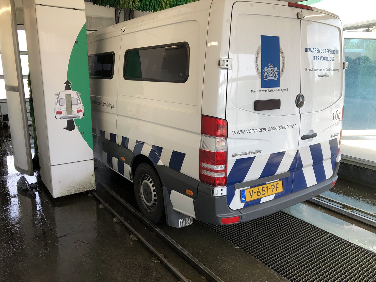 Na een dag flink stoeien op de weg weer ff #schoonmaken. Dan kunnen we morgen weer fris van start. 😎