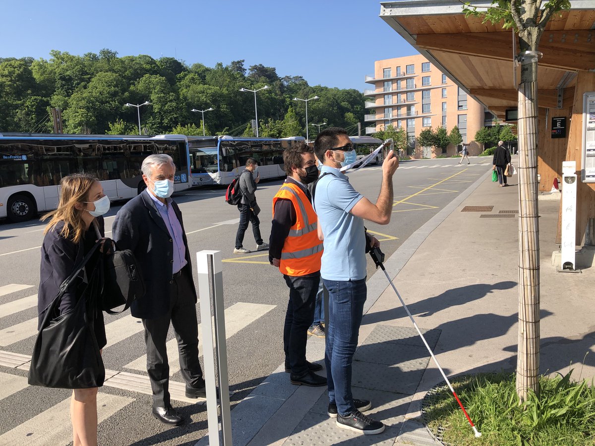 KeolisIDF's tweet photo. Aujourd'hui, visite de #Keolis #Lyon et du @SYTRAL_RHONE sur le réseau @PhebusKeolis à #Versailles pour découvrir l'expérimentation @Navilens, le 1er déploiement en France des QR Codes augmentés pour faciliter la #mobilité des personnes déficientes visuelles avec @IDFmobilites ! https://t.co/rgfENB0m0c