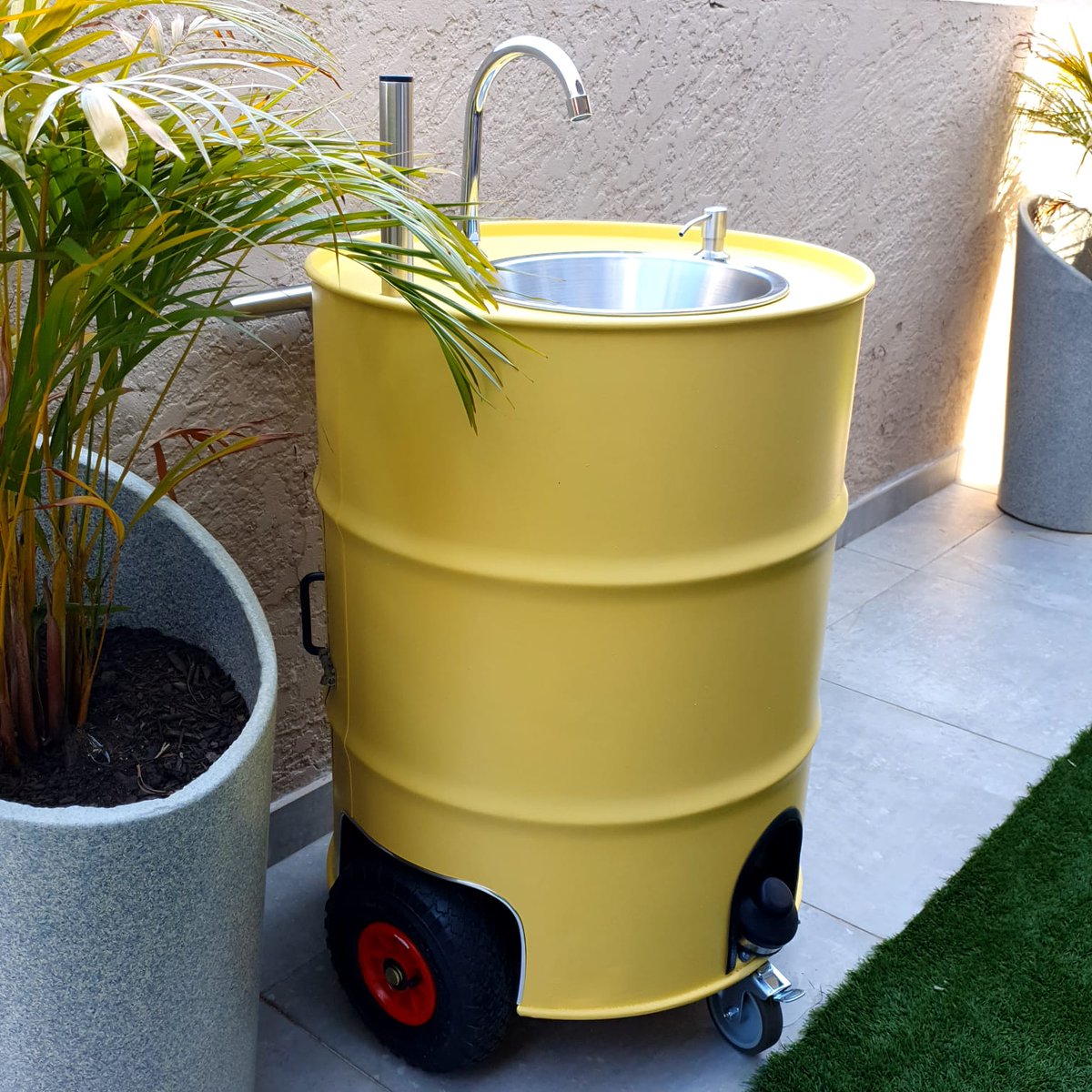 PriscySpeciss's tweet photo. Mobile handwashing units. No running water needed 0646810153 https://t.co/IkethkEPaJ