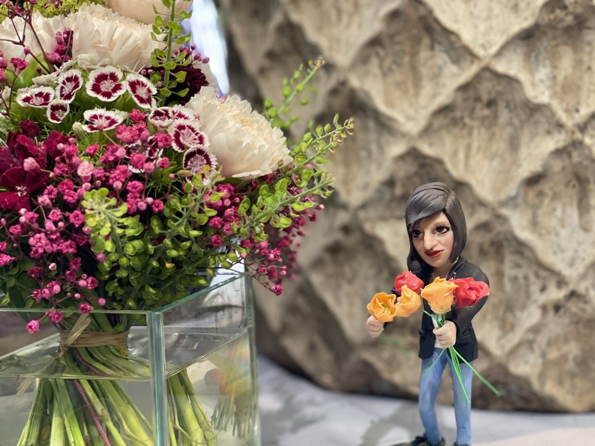 Drehtag heute im Blumenwerk Wien! Mit Iris Hobel. Figur von Künstlerin Birgit Vlk!