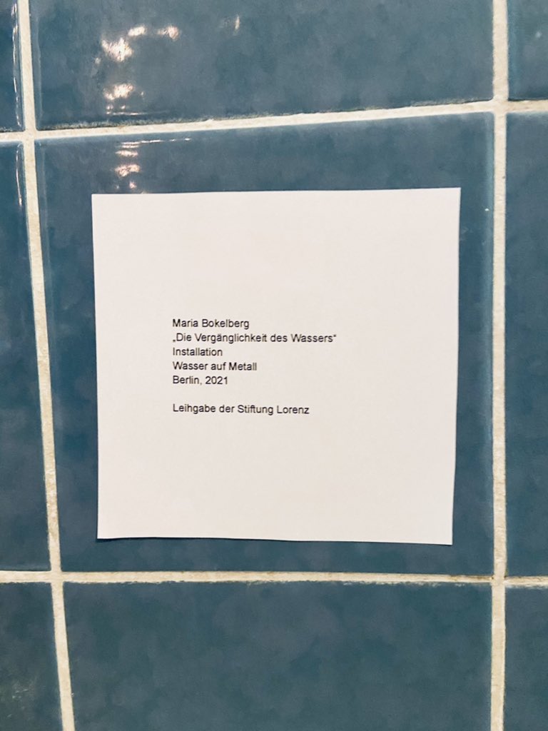 Habe heute früh aus Versehen Wasser in der Badewanne gelassen. Bin grad nach Hause gekommen, das Wasser war noch drin und es hing dieses Schild über der Wanne. 

#nilz
