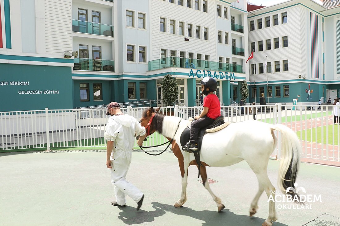 Acıbadem Kampüs anasınıfı öğrencilerimizle Binicilik Kulübünde atlarla bağ kurarak keyifli vakit geçirdik🐎✨