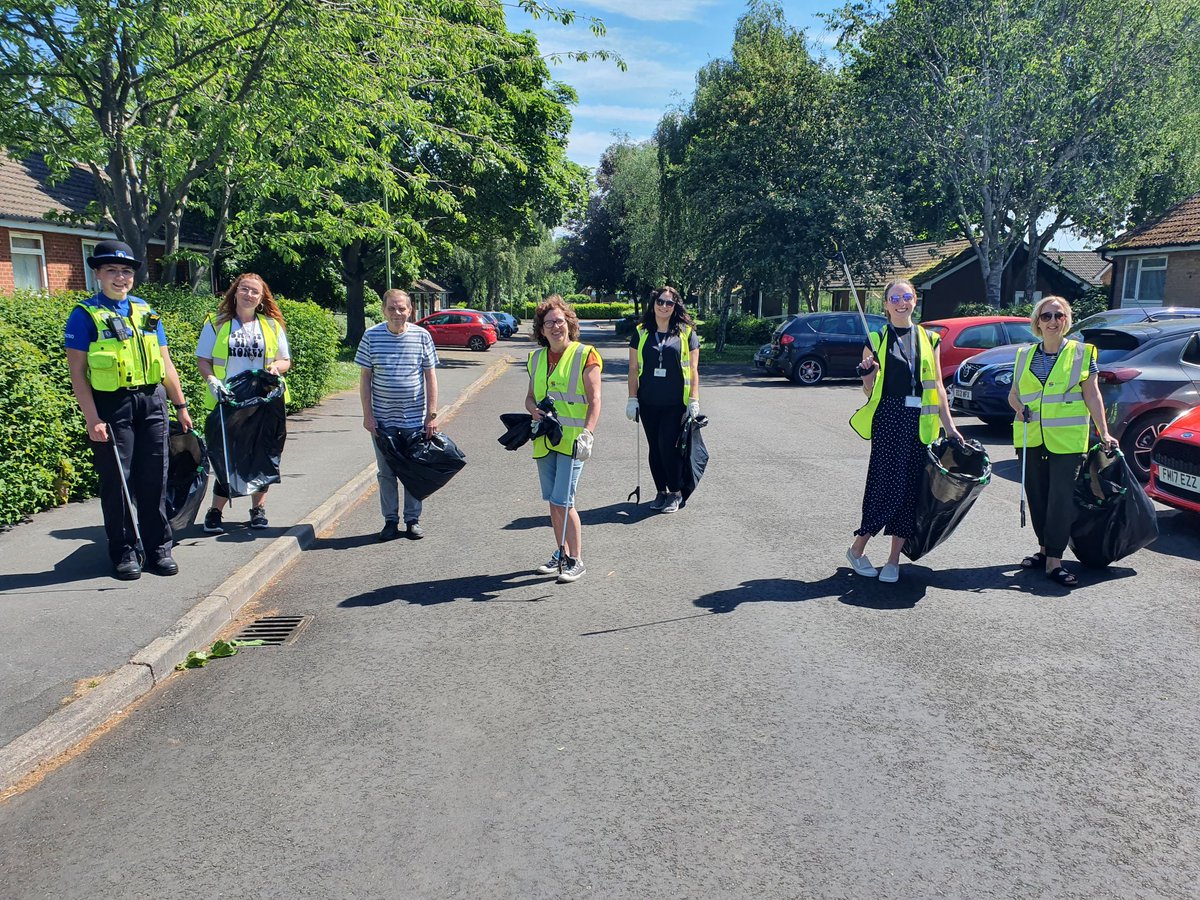 PCSO Jess was with @Solihullhousing today taking part in this year's Great British Spring Clean campaign in #Lyndon. Along with doing visits to property's where there are ASB reports.
#WorkingTogether #ConnectAndBuild