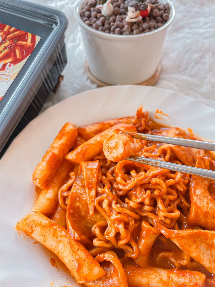 ทุกคนคับ ไม่ซื้อไม่เป็นไรแต่ช่วยรีทวิตหน่อยนะคับ ปีหน้าต้องเริ่มใช้หนี้กยศ.แล้วแต่เรายังว่างงานอยู่เลยคับ เราจบช่วงโควิดพอดี ตอนนี้เราตั้งใจทำต๊อกบกกีแบบเซ็ตพร้อมทานขายมีต๊อกธรรมดา,ต๊อกชีส,ซอสรสดั้งเดิม,ซอสรสเผ็ด + ออมุก ใครคิดถึงเกาหลีแต่ยังไปเที่ยวไม่ได้แวะมาชิมต๊อกเราได้นะคับ