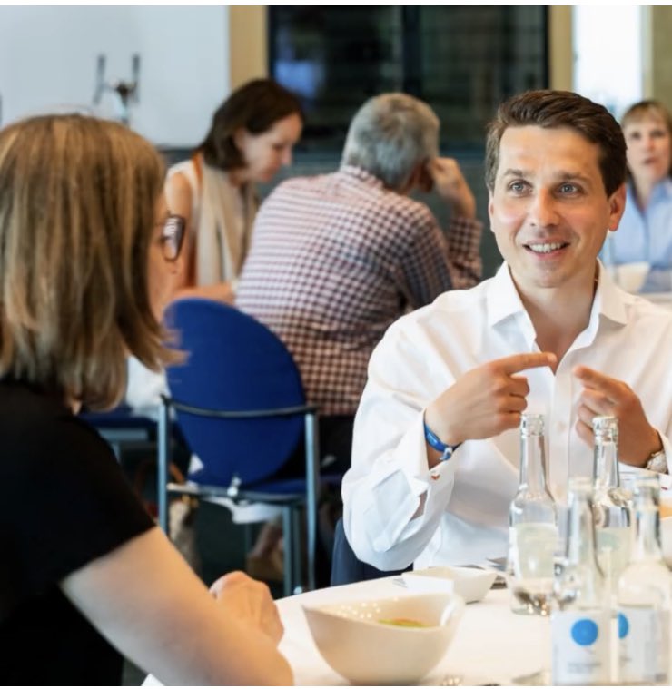 seosupport_de's tweet photo. Es ist wirklich toll, wieder beim #VBKIUnternehmertreffen im Goldberger Saal im Ludwig Erhard Haus dabei zu sein. Wertvolle Inspirationen durch den Austausch - @vbki (Foto: Inga Haar) https://t.co/J79x7Un4TN