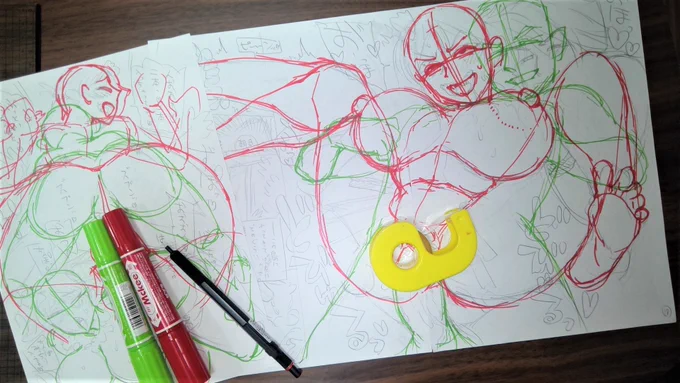 ネーム修正の図。複数キャラの絡みなど複雑な構図な場合は、このように鉛筆で描いたネームの上から何色かのペンを使い分けて修正原画のようなものを作成します。これをトレースして下書きにするわけですね。原稿用紙のおさまりが良いように、コンビニコピーでサイズを拡大縮小することもよくあります。 