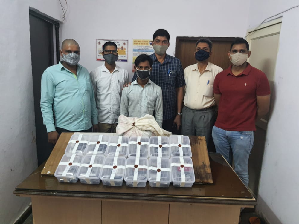 Team of STF/ Crime Branch has busted an arms syndicate with the arrest of Sajid. 12 semi-automatic pistols recovered from him which were destined to some desperate gangs in Delhi. 
#KeepingDelhiSafe
<a href="/DelhiPolice/">Delhi Police</a>