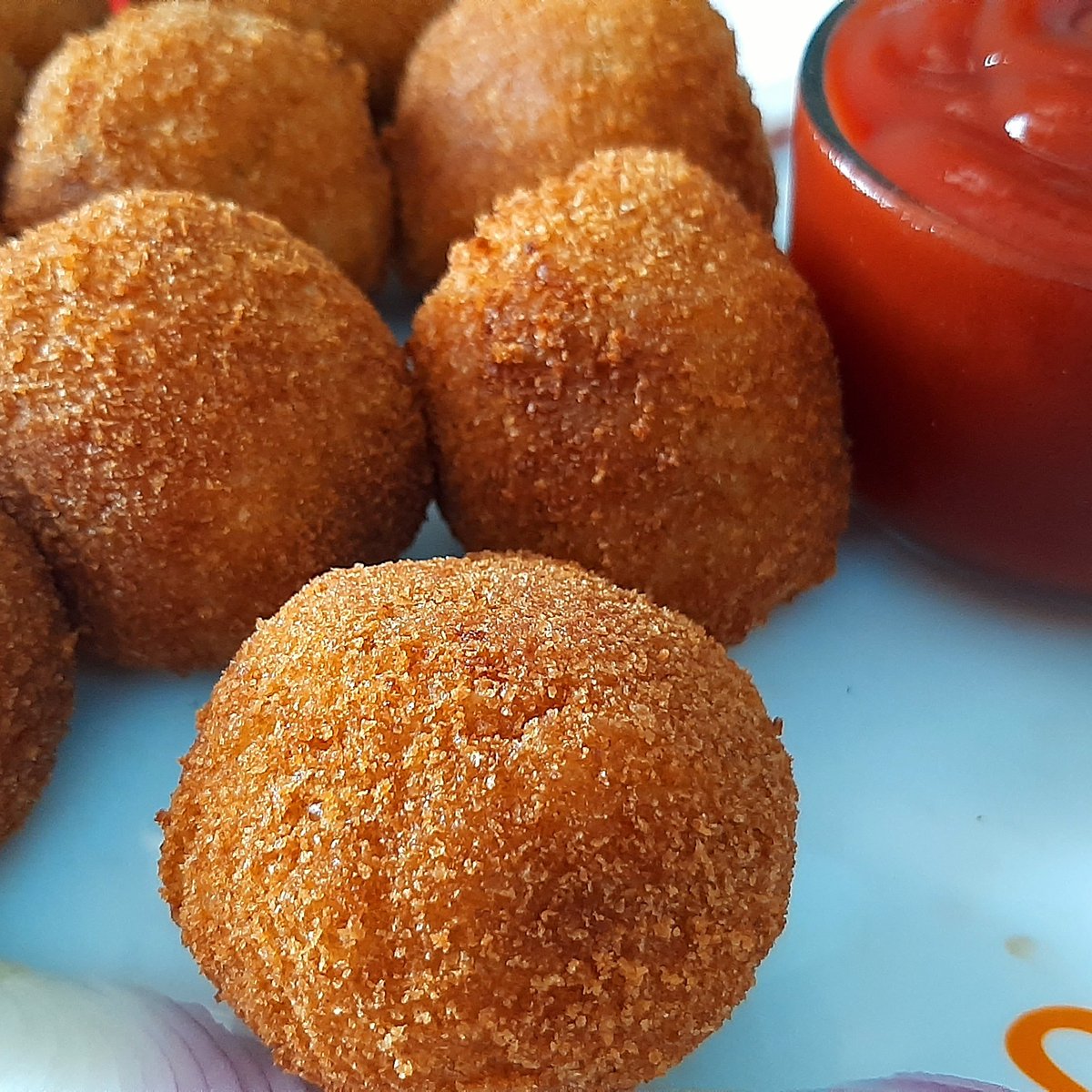 manjupoorvirsh's tweet photo. Bread Balls #breadballs #stuffedpotatoballs #breadpotatoballs #cooking #crunchyrolls #Trending #ViralVideo #viralrecipe #trendingrecipe #manjupoorviskitchen #youtubechannel
#YouTube
Full recipe:https://t.co/KsNLQksESq https://t.co/k0C8CehoDf