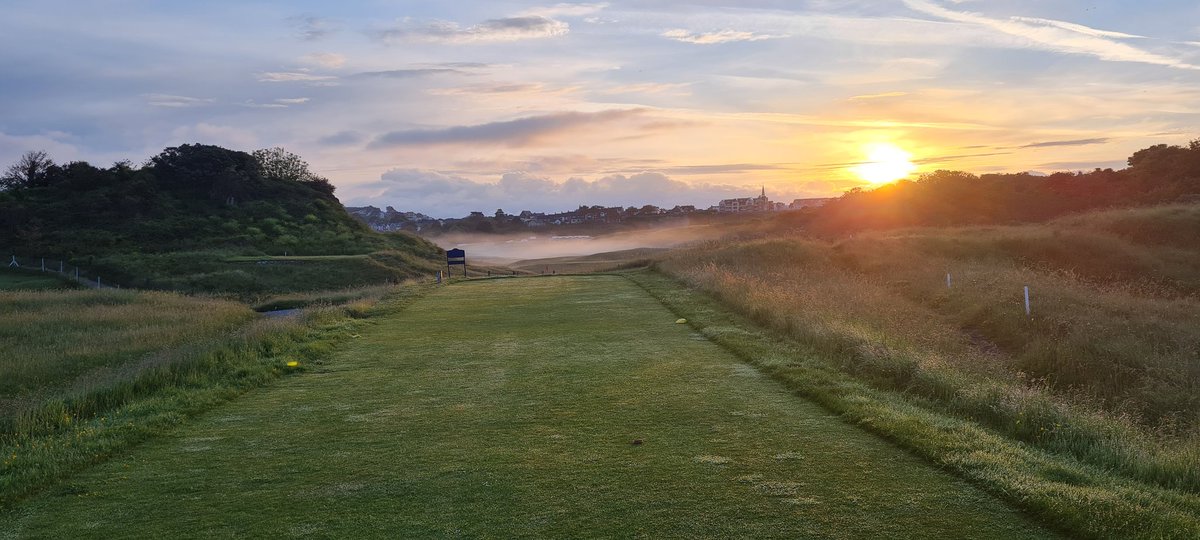 ScottWills1996's tweet photo. Got to love the early mornings when the weather is like this @TenbyGolfClub #linksgolf https://t.co/DHPMECRiUs