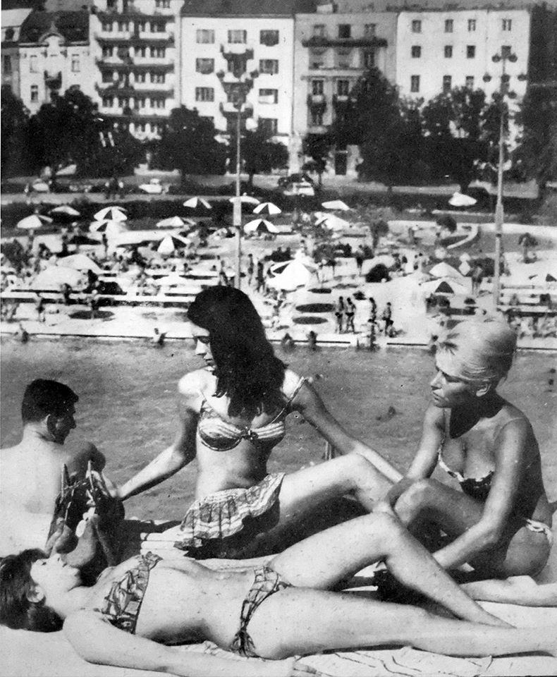 todDM53izjASpRe's tweet photo. U SUSRET LETU  🌞🏊‍♀️🏊 
Tašmajdan juli 1963. https://t.co/nbJIlrLTJz