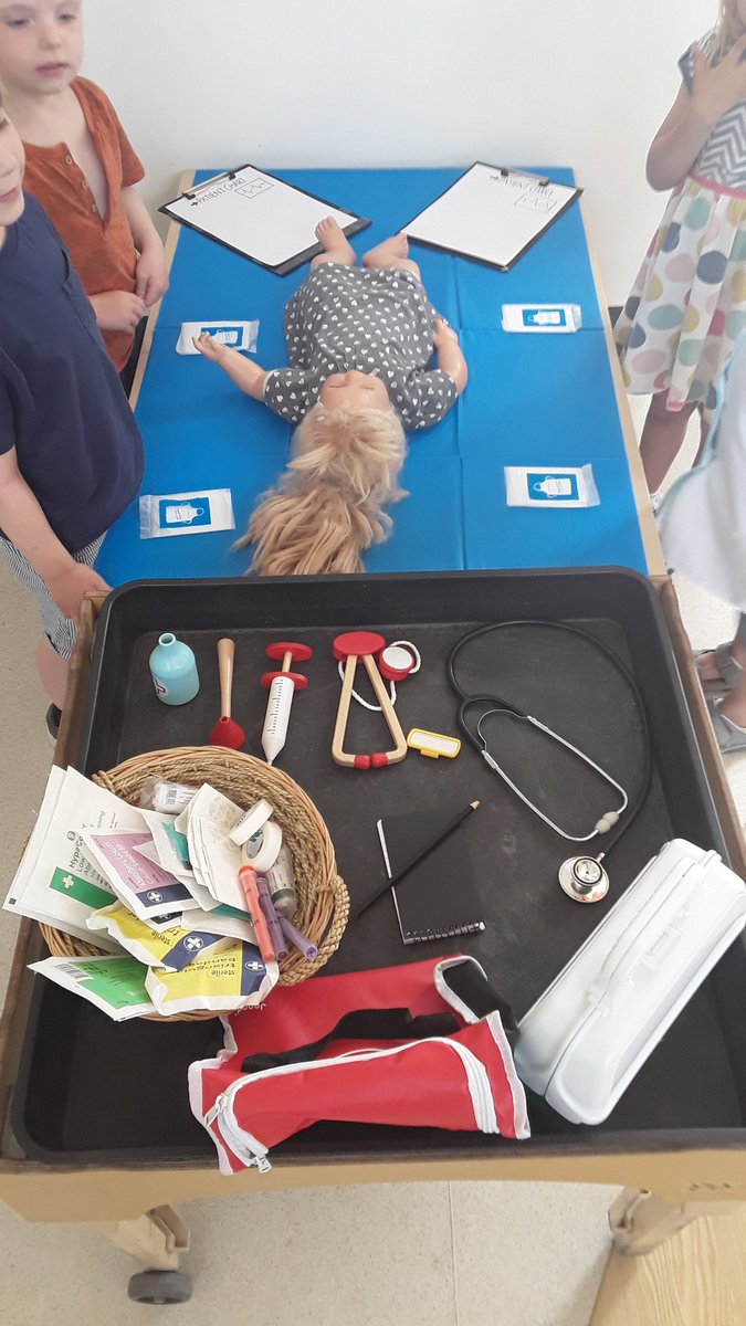 AshbridgeMaxy's tweet photo. We have been hard at work in the operating theatre today! We planned how best to help the patient, administered first aid, gave her medicine and wrote up her notes. Another patient feeling much better thanks to our caring Squirrels! #EYtalking #roleplay #RealLifePlay @NDNAtalk https://t.co/ENZ30Yh680