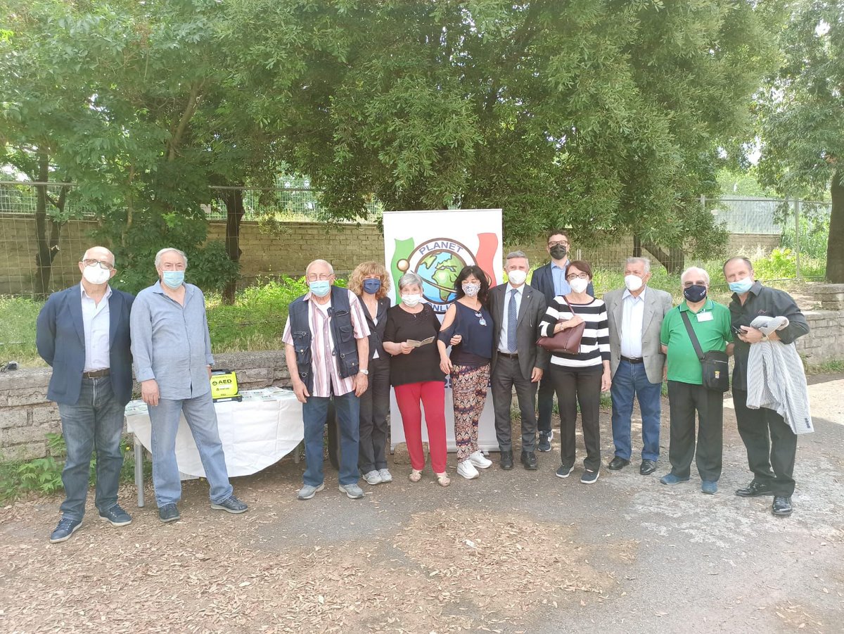 Figliomeni_FdI's tweet photo. Bellissima mattinata all'Istituto scolastico #Olcese. L'Associazione #PlanetOnlus, di cui sono fondatore, ha donato un #defibrillatore semiautomatico alla scuola, finanziando altresì il corso di formazione per gli operatori scolastici! #RomaMeritaCompetenza @FratellidItalia https://t.co/OGGuDMLw5r