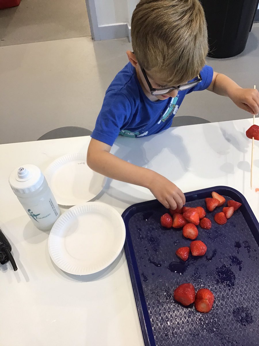 CHPSKidsClub's tweet photo. π¨π»βπ³π§π»βπ³This afternoon we enjoyed making some fruit kebabs with some fresh strawberries, bananas, pears and apple! ππππ#CHPSKIDSCLUB #CHPSNURSERY #CHPSREC #CHPSY1 #CHPSY2 https://t.co/W6eXnl1UhU