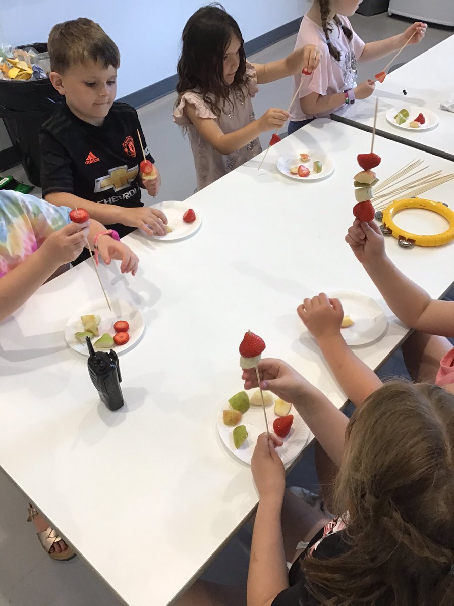 CHPSKidsClub's tweet photo. π¨π»βπ³π§π»βπ³This afternoon we enjoyed making some fruit kebabs with some fresh strawberries, bananas, pears and apple! ππππ#CHPSKIDSCLUB #CHPSNURSERY #CHPSREC #CHPSY1 #CHPSY2 https://t.co/W6eXnl1UhU