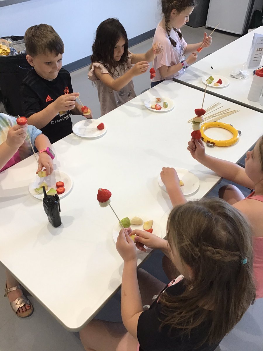 CHPSKidsClub's tweet photo. π¨π»βπ³π§π»βπ³This afternoon we enjoyed making some fruit kebabs with some fresh strawberries, bananas, pears and apple! ππππ#CHPSKIDSCLUB #CHPSNURSERY #CHPSREC #CHPSY1 #CHPSY2 https://t.co/W6eXnl1UhU