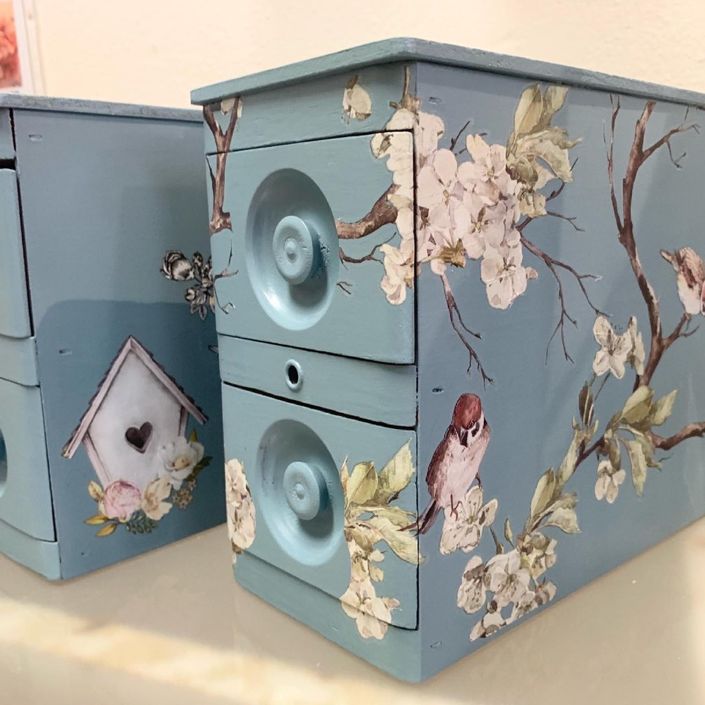 RedRoosterMall's tweet photo. We Love Our Paint, Finishes, Stains and Transfers 🎨 We’re Open Monday Thru Saturday 11-4 ⏰ Order ONLINE AT https://t.co/7N6VFMdHLL 🛍 #earthsafepaint #redesignwithprima #chalkpaint #transfers #repurpose #reuse #redesign #shopwhidbeyisland https://t.co/mBTH80tHi3