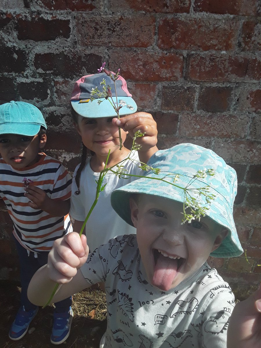 AoRpreschool's tweet image. Kingfishers have been collecting interesting natural items and sketching them back at river school. #30DaysWild #RSPB_Learning #KingfishersClass #RiverSchool #outdoorlearning