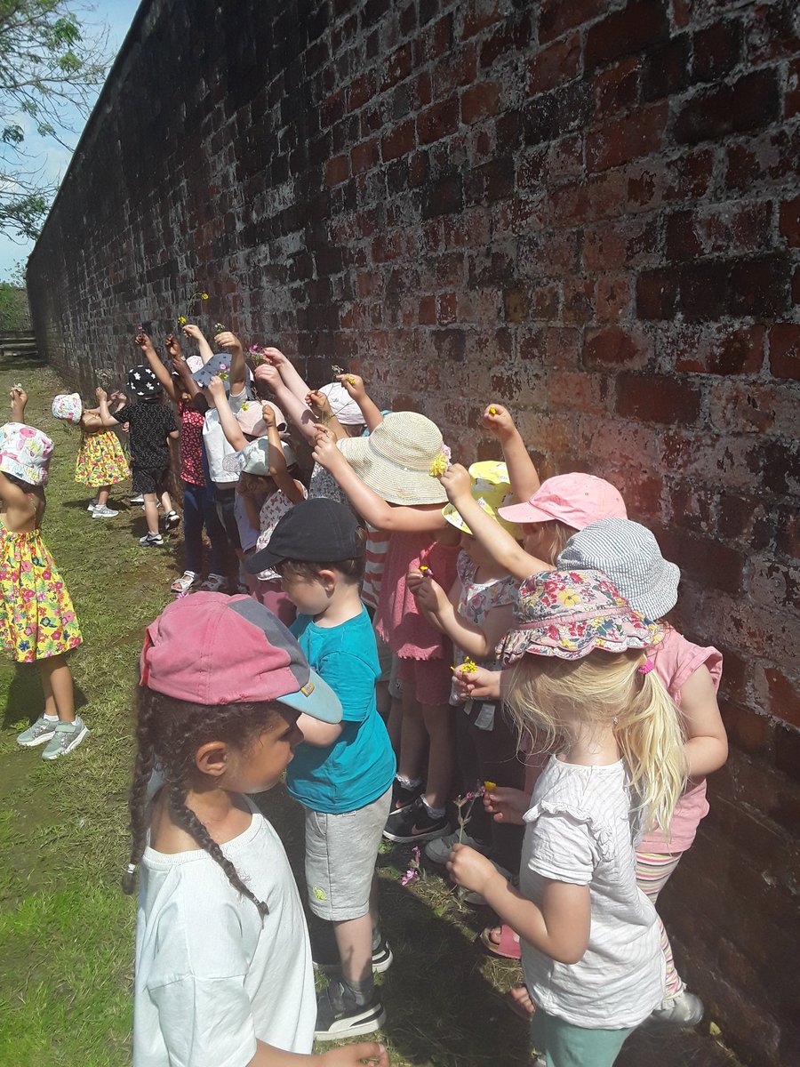 AoRpreschool's tweet image. Kingfishers have been collecting interesting natural items and sketching them back at river school. #30DaysWild #RSPB_Learning #KingfishersClass #RiverSchool #outdoorlearning