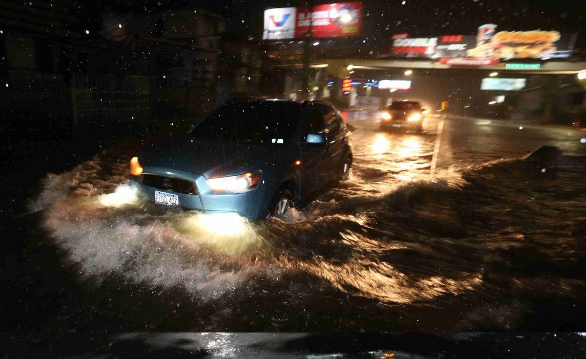 #LluviasSV | La noche del lunes, las lluvias ocasionaron inundaciones en varias calles, caída de árboles y fueron evacuadas personas de sitios de riesgos en distintos puntos de San Salvador. Fotos: LPG/Francisco Alemán.