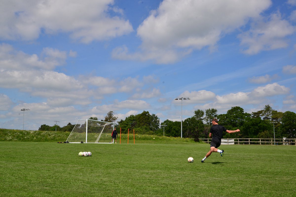 MillfieldSenior's tweet image. ⚽It was great to have Swansea FC’s @Gouldyy27 on campus this morning!⚽

🧤Josh is holding a series of sessions with Year 10 goalkeeper Arthur, helping refine his technique and teaching him about his experiences of professional football.

🌤️Learn more: bit.ly/2VTcvSN
