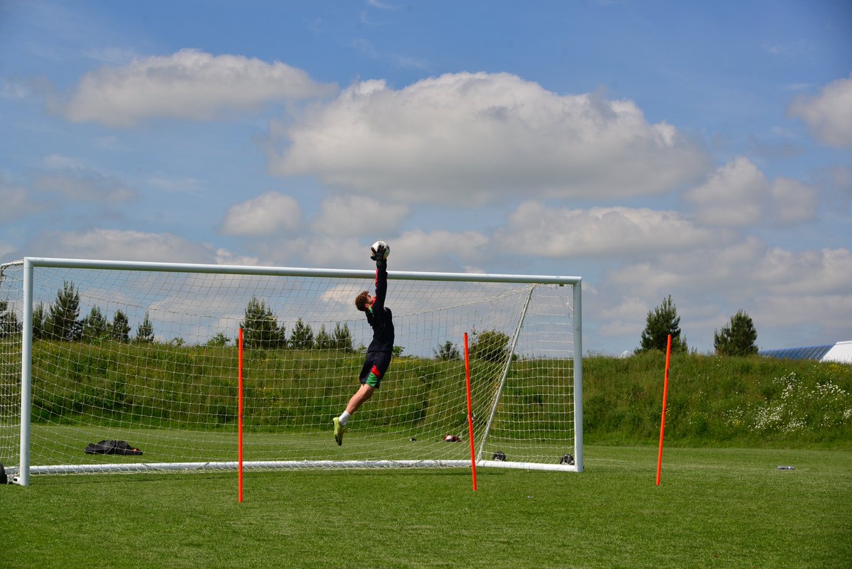 MillfieldSenior's tweet image. ⚽It was great to have Swansea FC’s @Gouldyy27 on campus this morning!⚽

🧤Josh is holding a series of sessions with Year 10 goalkeeper Arthur, helping refine his technique and teaching him about his experiences of professional football.

🌤️Learn more: bit.ly/2VTcvSN