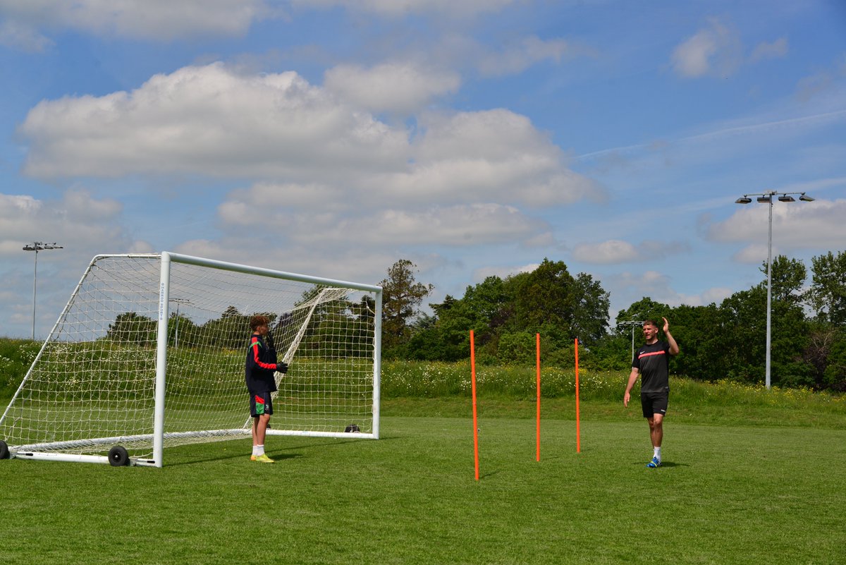 MillfieldSenior's tweet image. ⚽It was great to have Swansea FC’s @Gouldyy27 on campus this morning!⚽

🧤Josh is holding a series of sessions with Year 10 goalkeeper Arthur, helping refine his technique and teaching him about his experiences of professional football.

🌤️Learn more: bit.ly/2VTcvSN