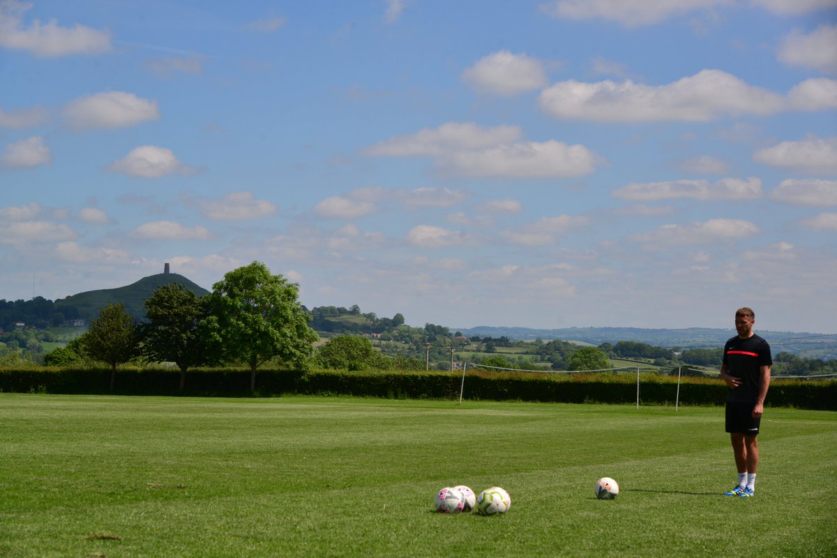 MillfieldSenior's tweet image. ⚽It was great to have Swansea FC’s @Gouldyy27 on campus this morning!⚽

🧤Josh is holding a series of sessions with Year 10 goalkeeper Arthur, helping refine his technique and teaching him about his experiences of professional football.

🌤️Learn more: bit.ly/2VTcvSN