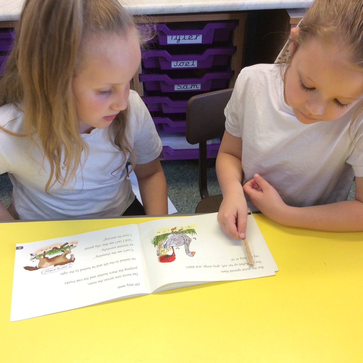 AllSaintsTraff's tweet photo. Year 1 children working together during Phonics #readwriteinc #partnerpractice 💫📝📖 https://t.co/TdbCTClKyU