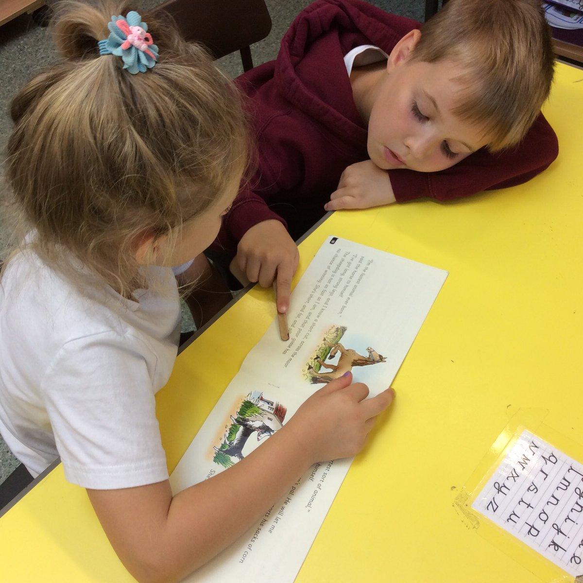 AllSaintsTraff's tweet photo. Year 1 children working together during Phonics #readwriteinc #partnerpractice 💫📝📖 https://t.co/TdbCTClKyU