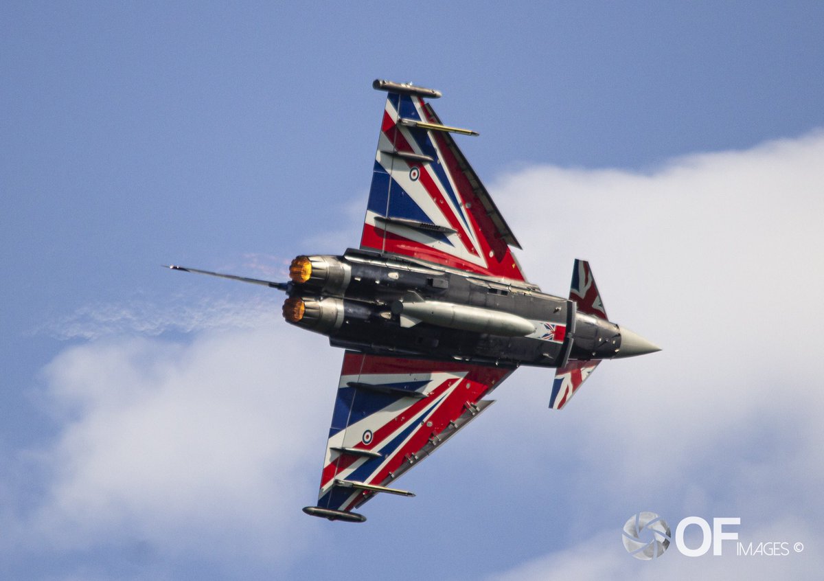 OFImages_'s tweet image. Flt Lieutenant James Sainty Showing Off The Mighty Typhoon At @midlandsairfest On Sunday Flying The New Black Jack Livery ✈️ #Typhoon #Eurofighter @TyphoonDisplay @eurofighter @RAFTyphoonTeam