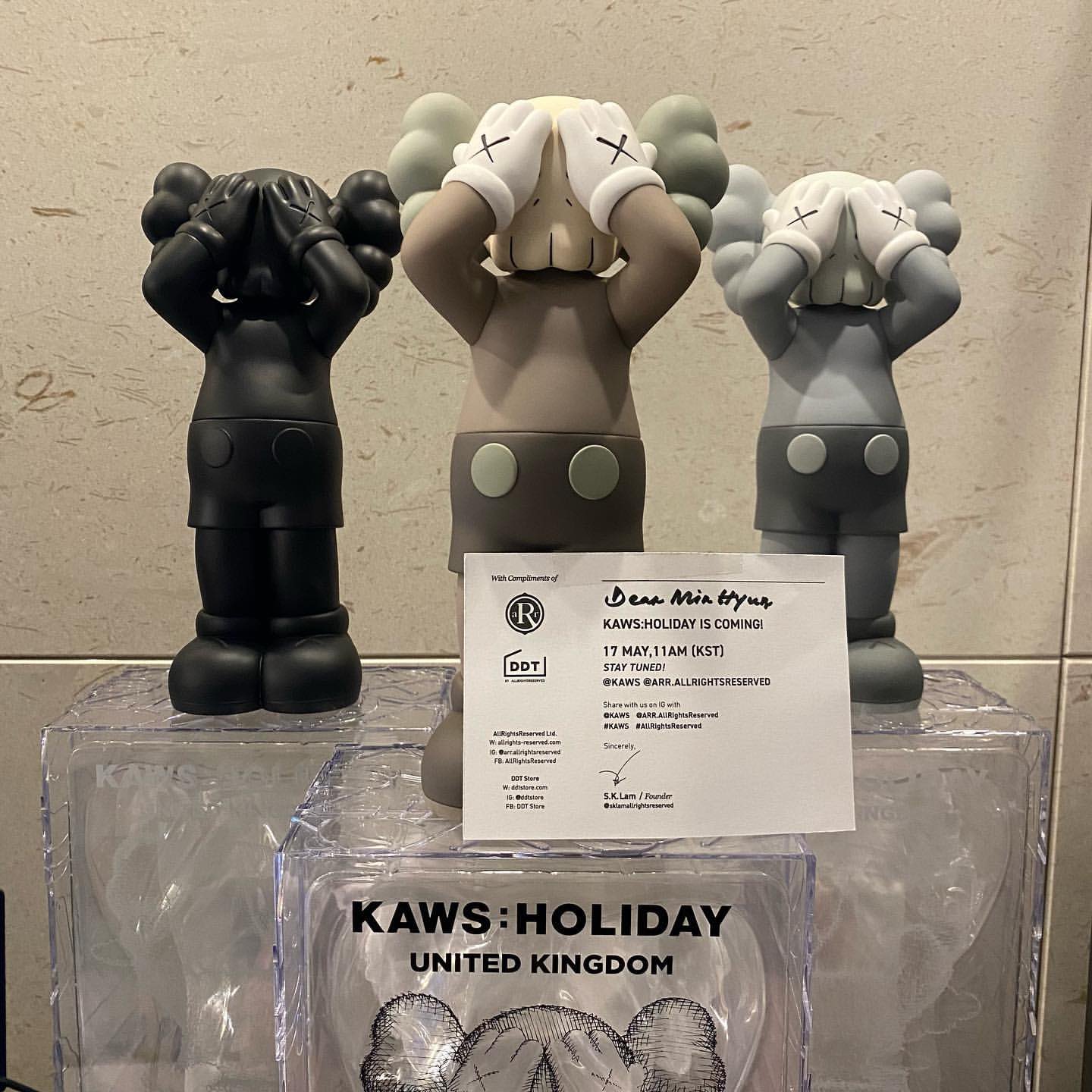 フィギュアKAWS Holiday UK Vinyl Figure 3色セット - www.rdkgroup.la